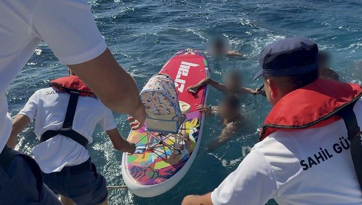 İzmir'de kürek sörfü yaparken denizde sürüklenen 5 kişi kurtarıldı