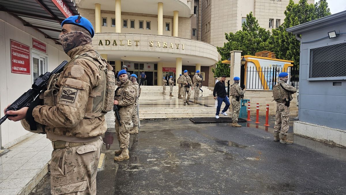 Şanlıurfa'da kadın kaçırma ve cinsel saldırı davasında 14 kişinin tutuklandığına dair haber.