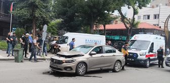 Kars'ta otomobil ile minibüsün çarpıştığı kazada 3 kişi yaralandı