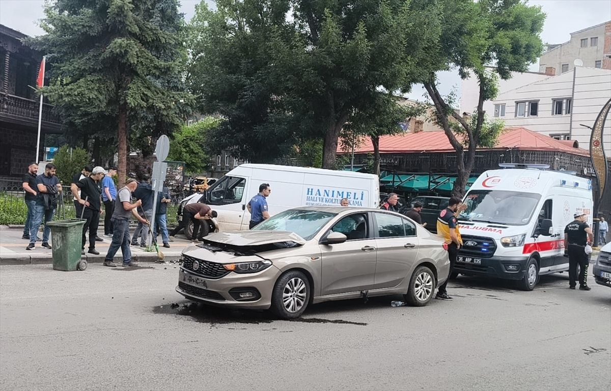 Kars'ta otomobil ile minibüsün çarpıştığı kazada 3 kişi yaralandı