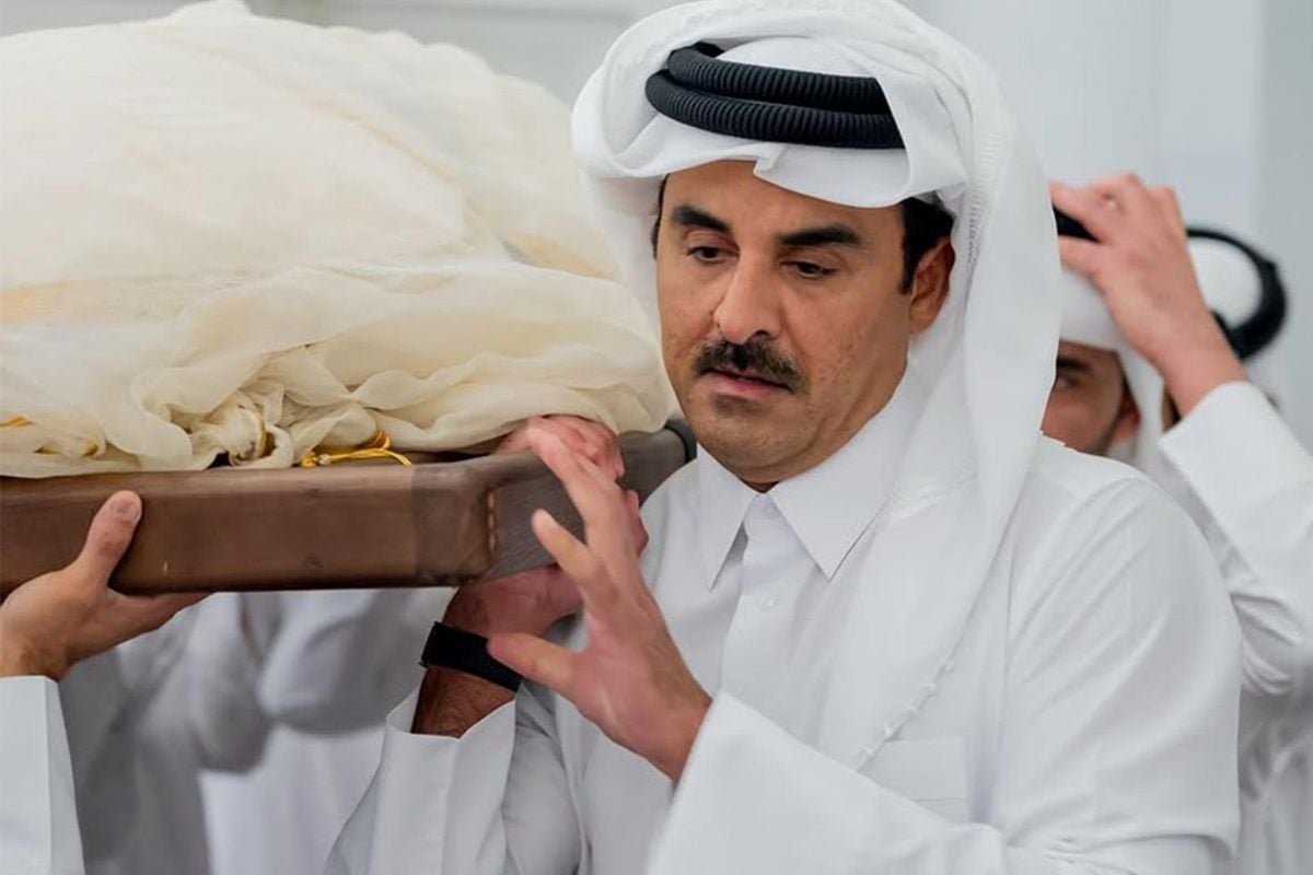 Katar Eski Emiri Şeyh Hamad Bin Halife Al Sani son yolculuğuna uğurlandı, tabutunu oğlu omuzladı