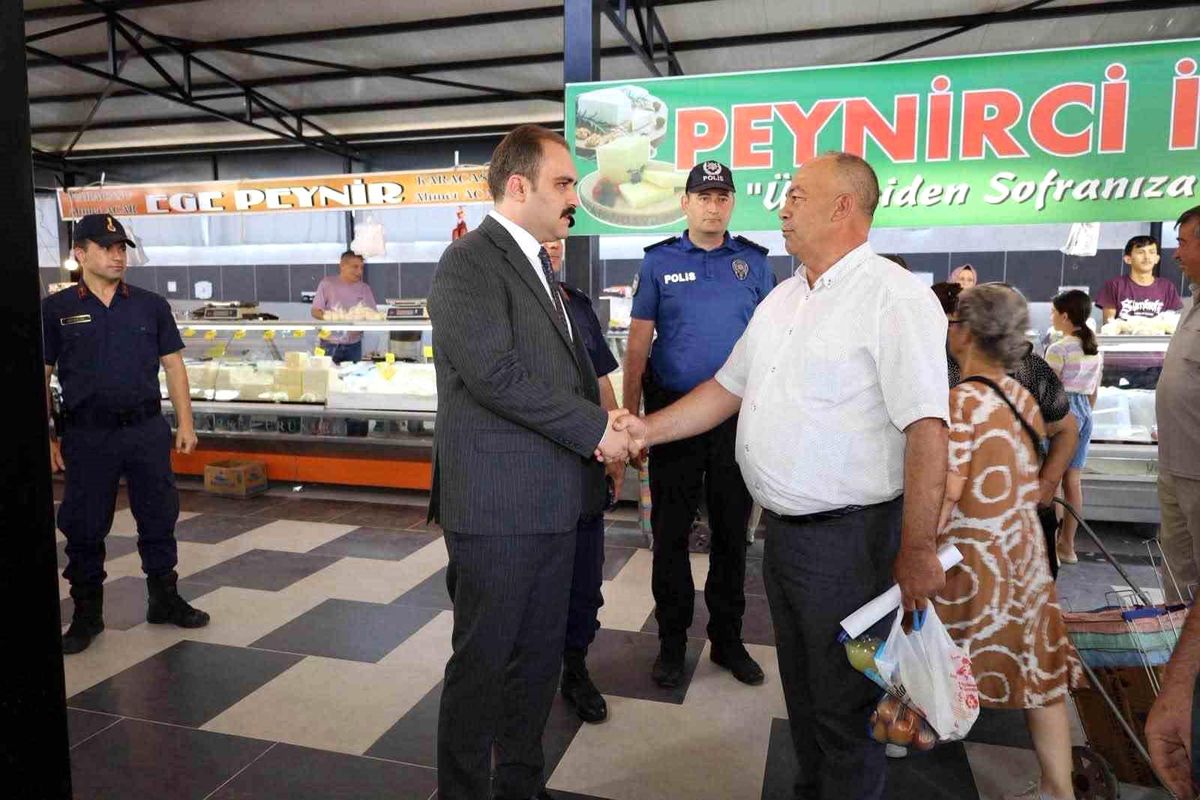 Karacasu Kaymakamı İsmail Battal'ın halk pazarında esnaf ve vatandaşlarla sohbeti.