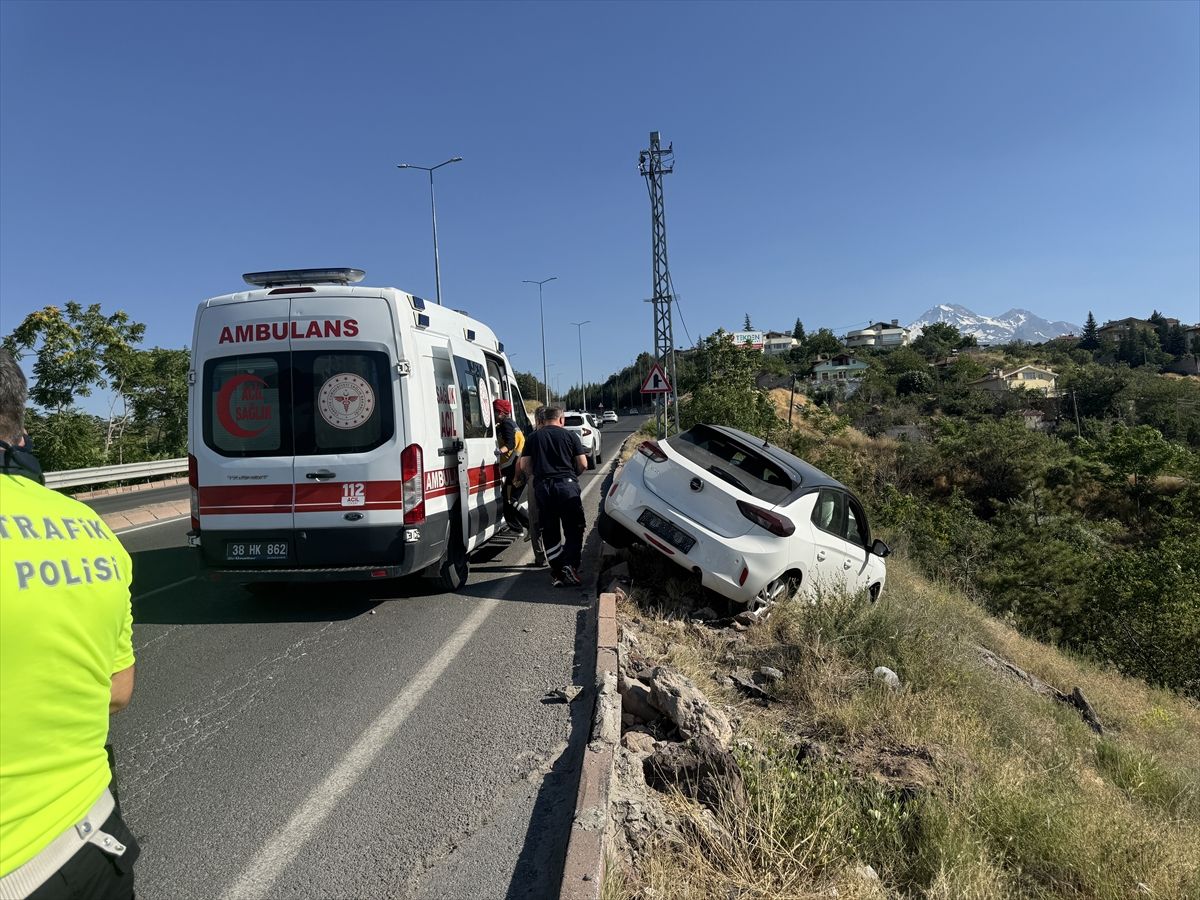 Kayseri'de şarampolde askıda kalan otomobilin sürücüsü yaralandı