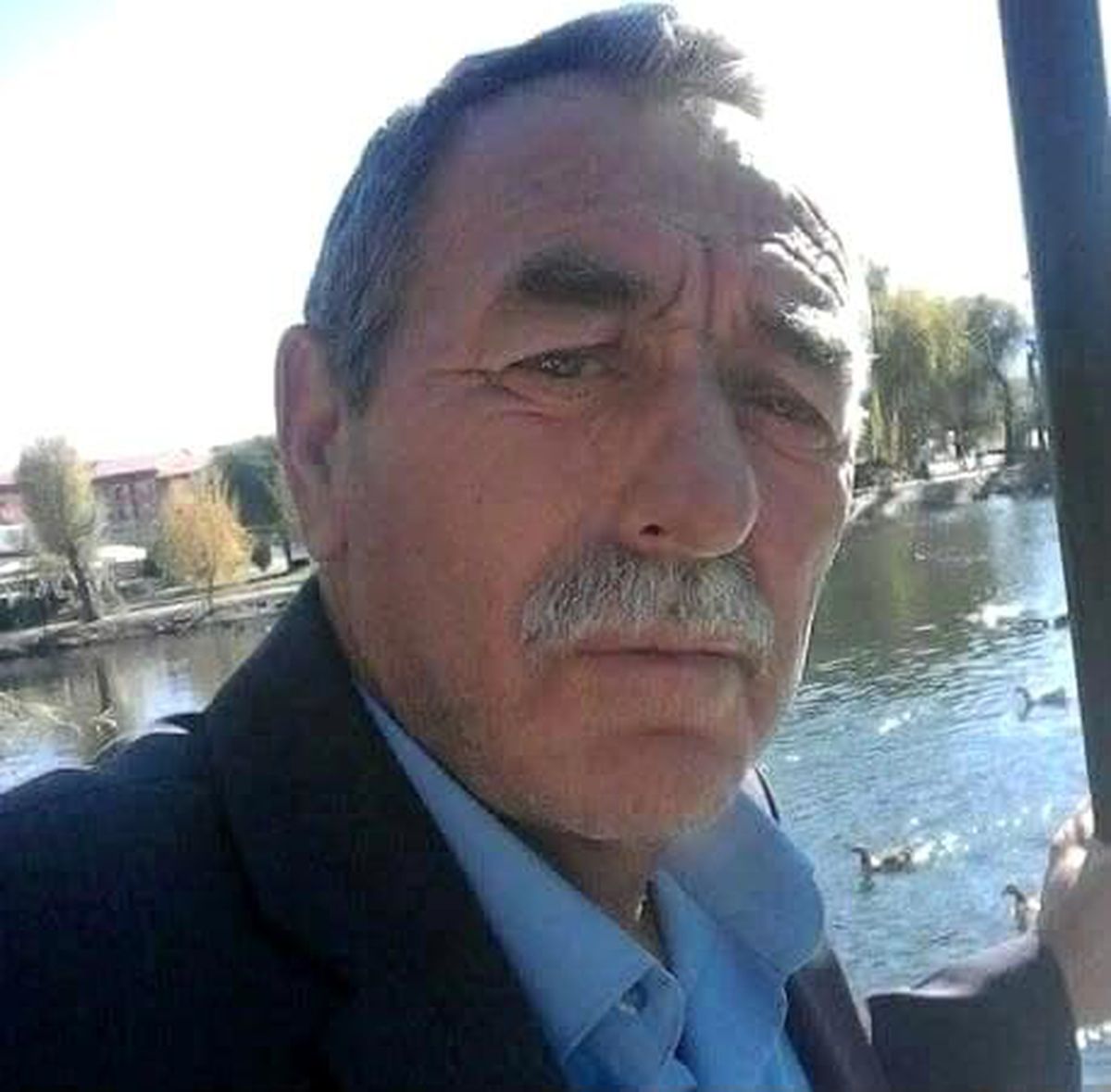 Kayseri'de kaza sonrası çıkan kavgada minibüs sürücüsünün polis ve vatandaşların üzerine aracını sürdüğü olay yerinden görüntü.