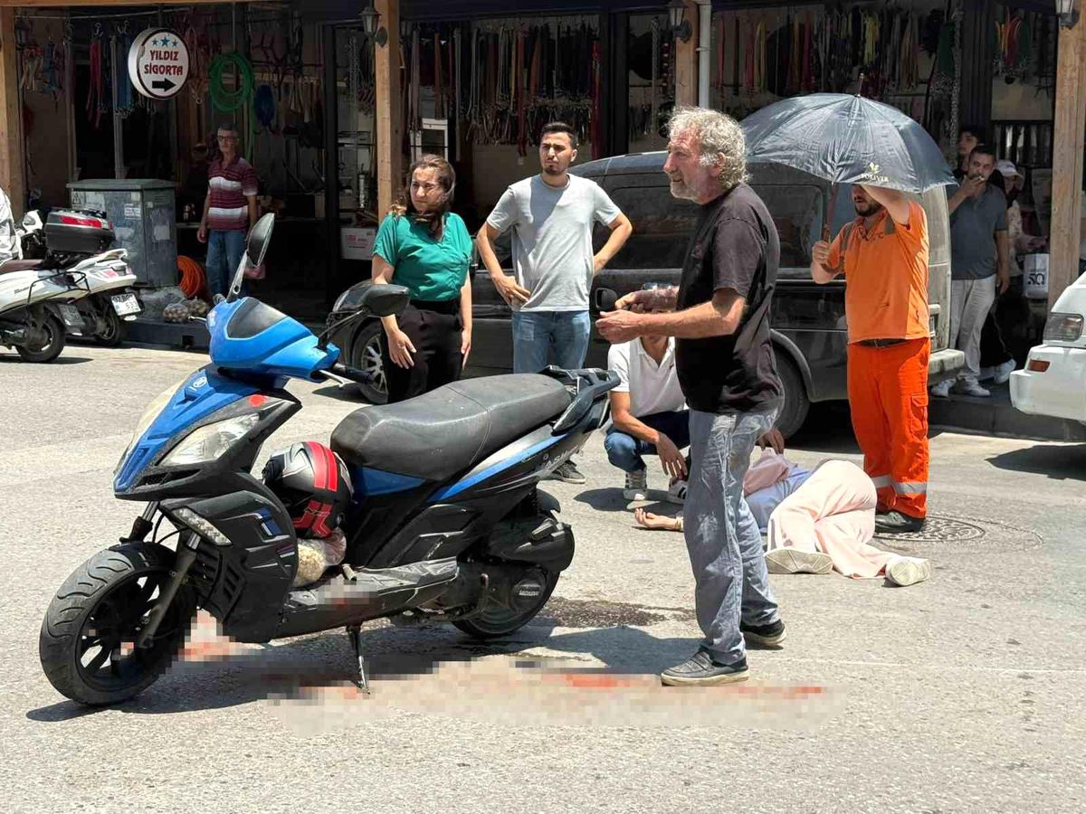 Kazada yaralanan genç kadına esnaftan şemsiyeli destek