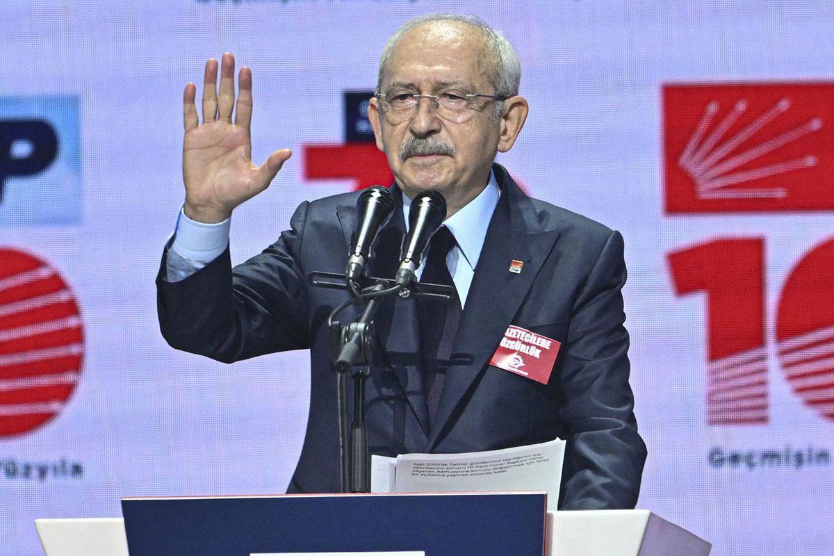 Kemal Kılıçdaroğlu, CHP Genel Başkanlığı koltuğunda otururken konuşma yapıyor.