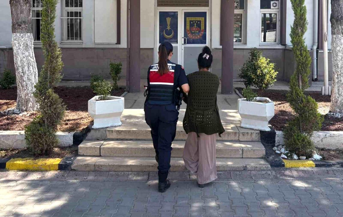 Kırıkkale'de uyuşturucu ticareti suçundan aranan bir kadın jandarma ekiplerince yakalandı.