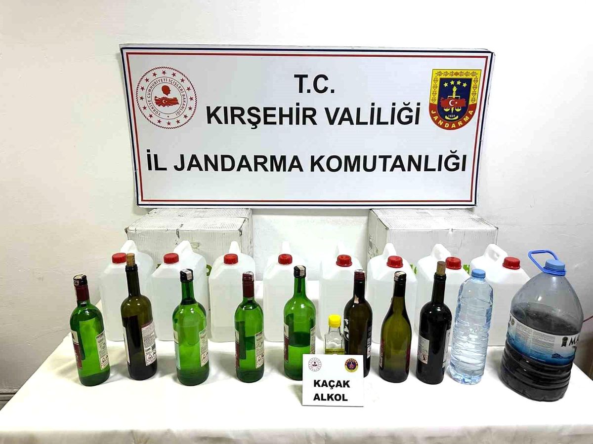 Kırşehir'de jandarma ekiplerinin kaçak içki operasyonunda ele geçirilen alkol şişeleri.