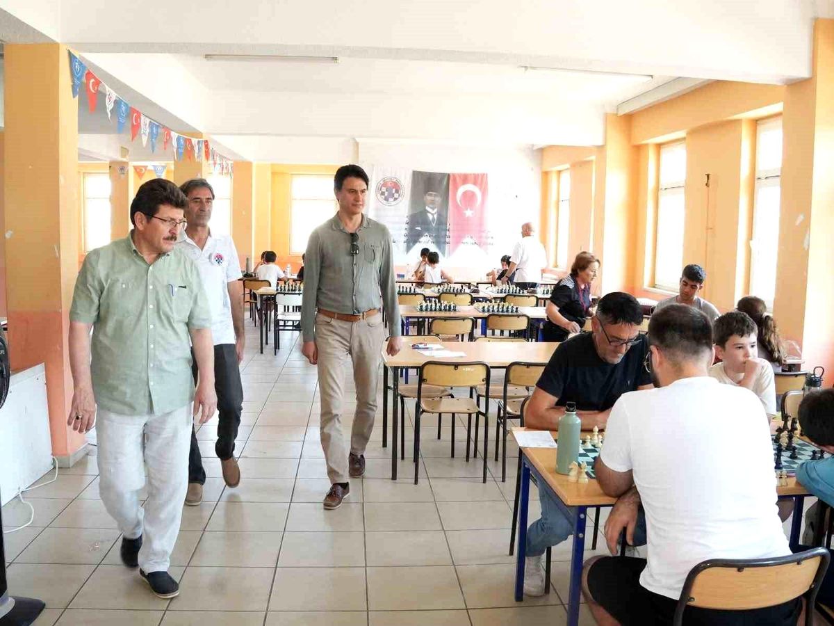 Köyceğiz'de 15 Temmuz Demokrasi ve Milli Birlik Günü kapsamında düzenlenen satranç turnuvası görüntüleri.