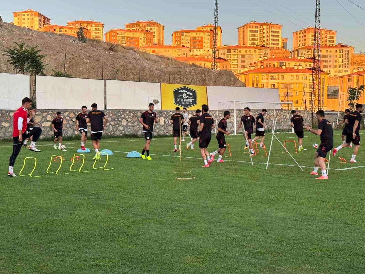 Malatya Yeşilyurt Spor futbolcuları antrenman yapıyor.