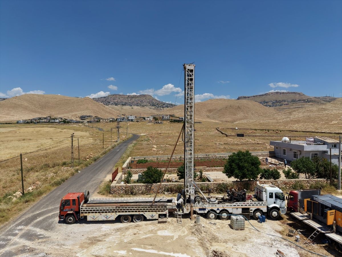 Mardin'in Artuklu ilçesindeki Eryeri Mahallesi'nde içme suyu kapasitesini artırmak için açılan sondaj kuyusu.