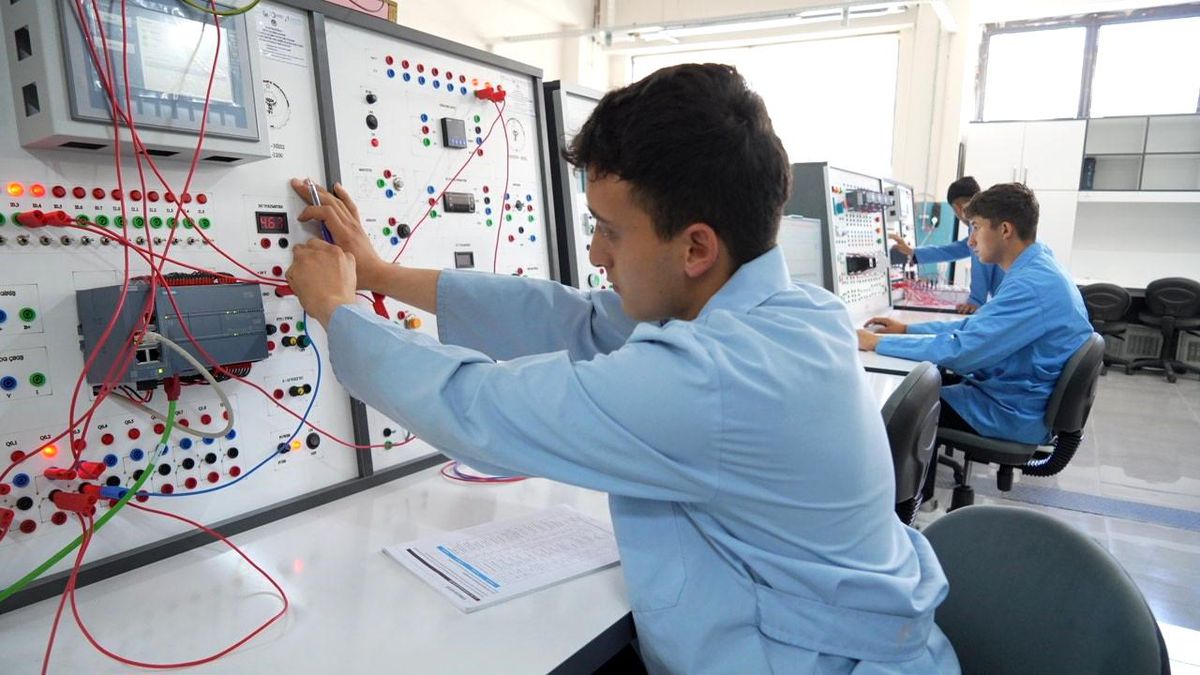 Niğde İl Milli Eğitim Müdürlüğü KARGEM birimi tarafından LGS tercihleri için meslek liselerinin avantajlarını anlatan toplantıdan bir kesit.