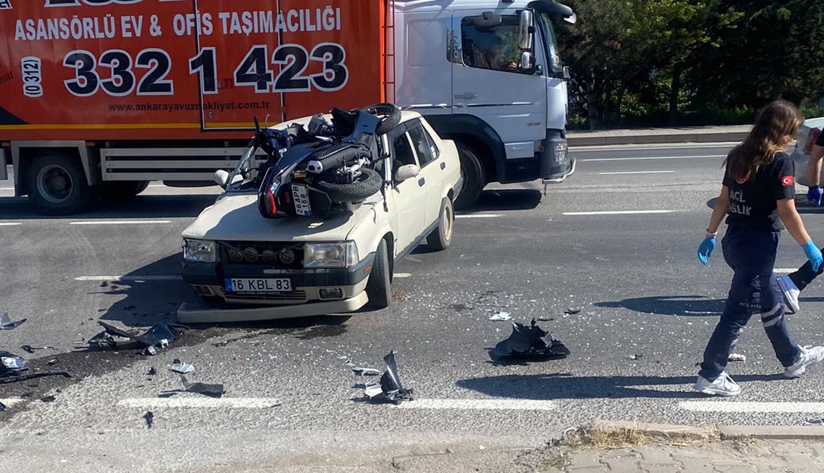 Motosiklet, çarpıştığı otomobilin üzerine düştü; 3 yaralı
