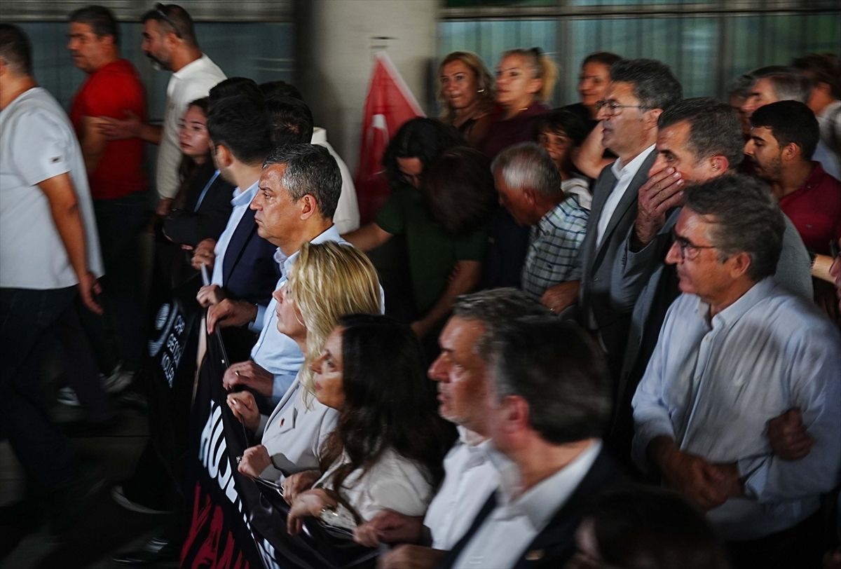 Özgür Özel, Çankaya Belediye Başkanı Güner'e destek için belediyeye yürüdü