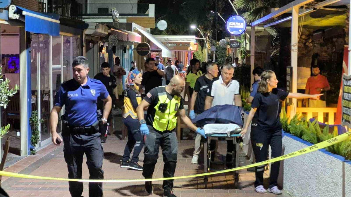Bodrum'da bir restoranda meydana gelen silahlı saldırının ardından polis inceleme yapıyor.