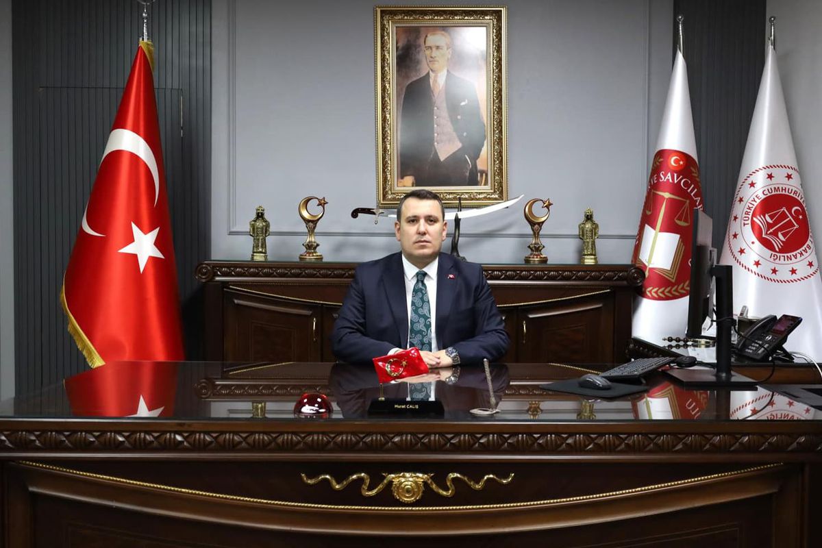 Şanlıurfa Cumhuriyet Başsavcısı Murat Çalış göreve başlarken adliye personeli ile tokalaşıyor.