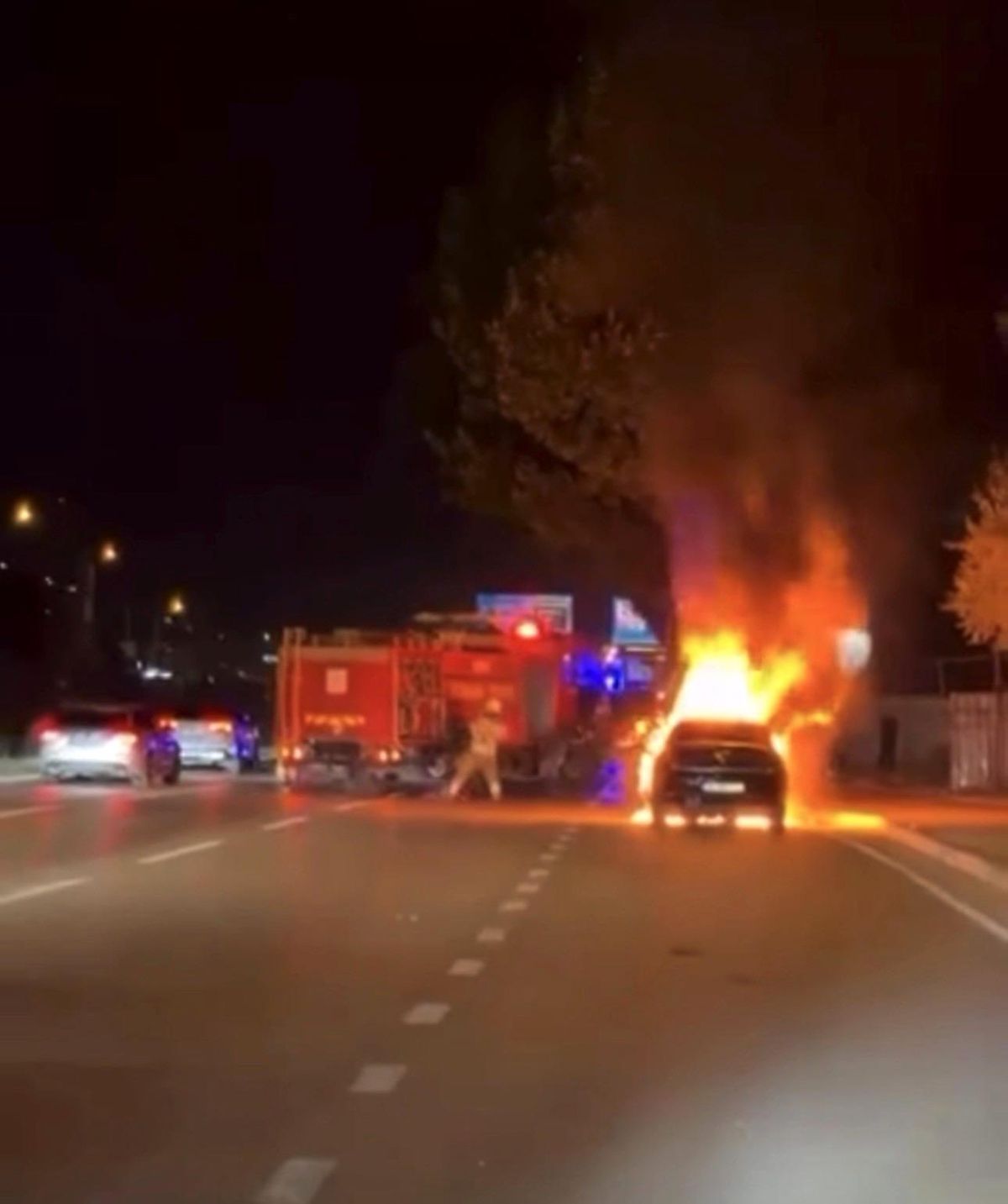 Bursa'da seyir halindeki otomobilin alev aldığı an.