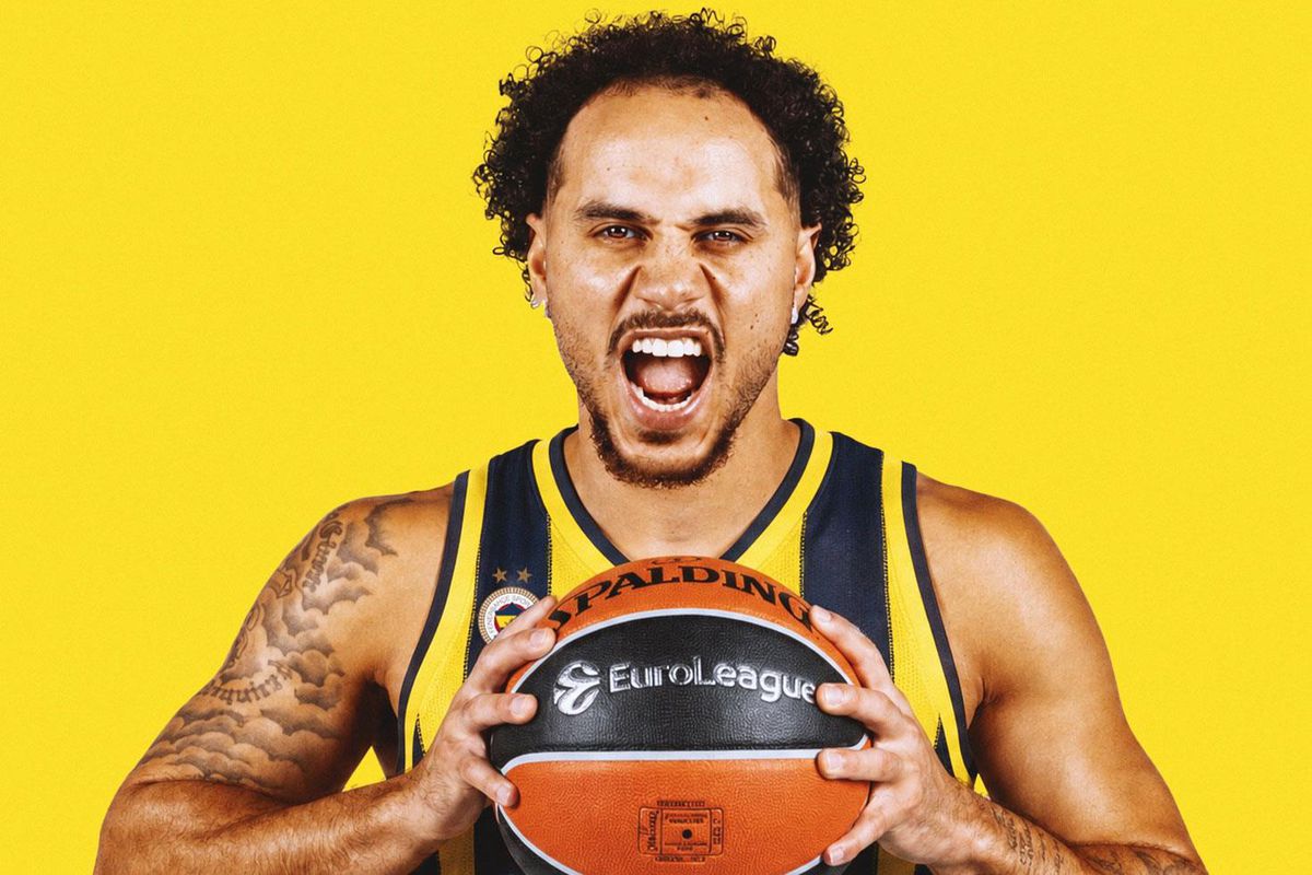 Shane Larkin'in Fenerbahçe formasıyla çekilmiş bir fotoğrafı.