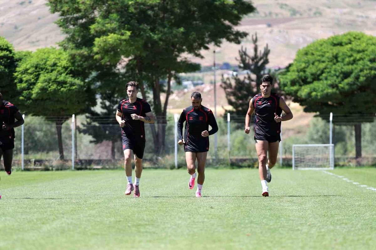 Sivassporlu futbolcular antrenman sahasında çalışıyor