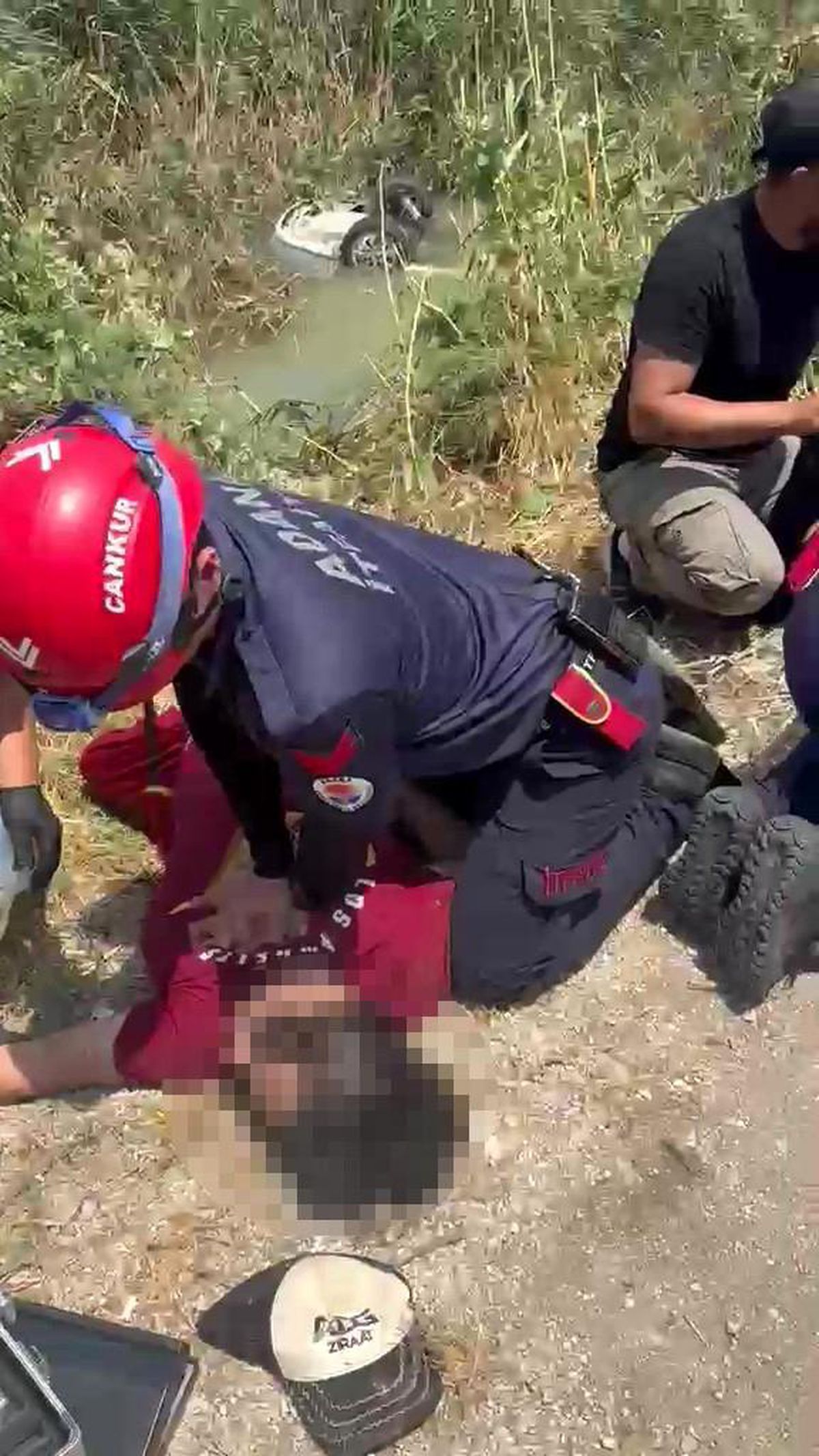 Sulama kanalına devrilen otomobildeki anne ve oğlu hayatını kaybetti