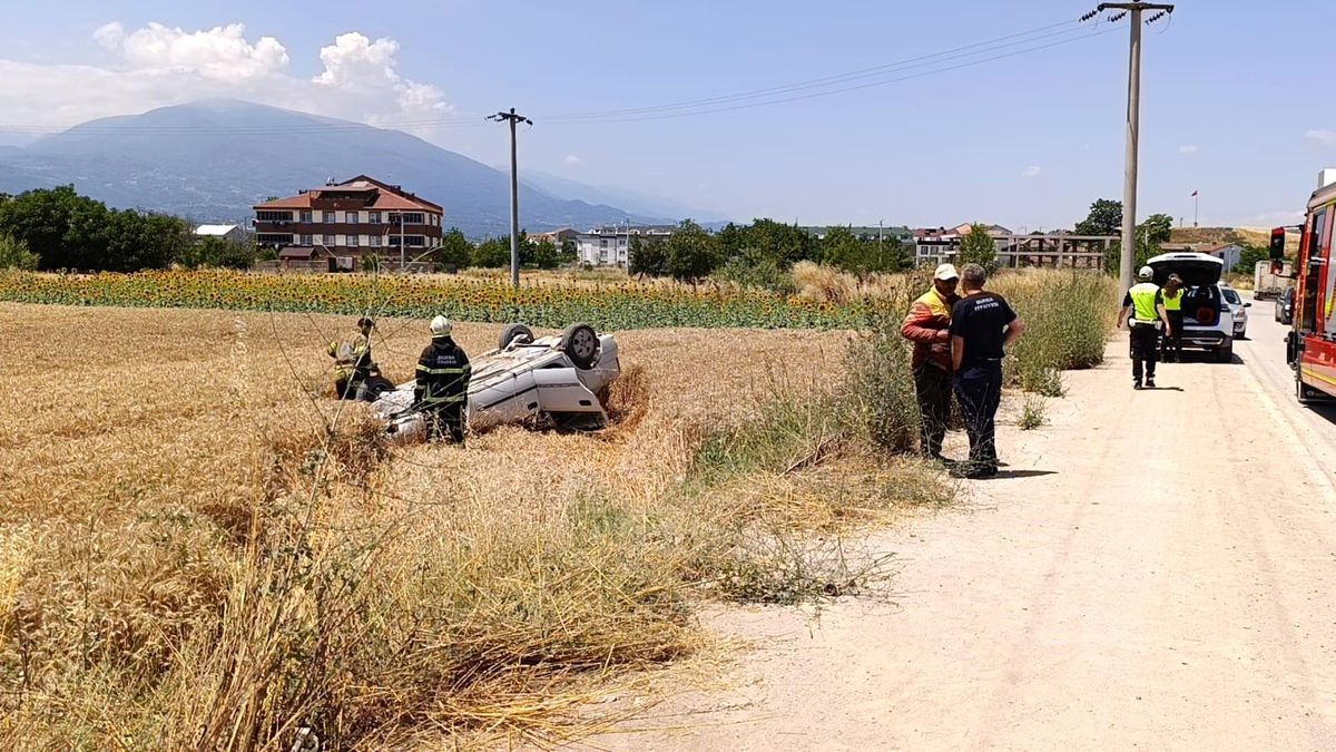 Taklalar atan otomobil buğday tarlasına uçtu: 1 yaralı