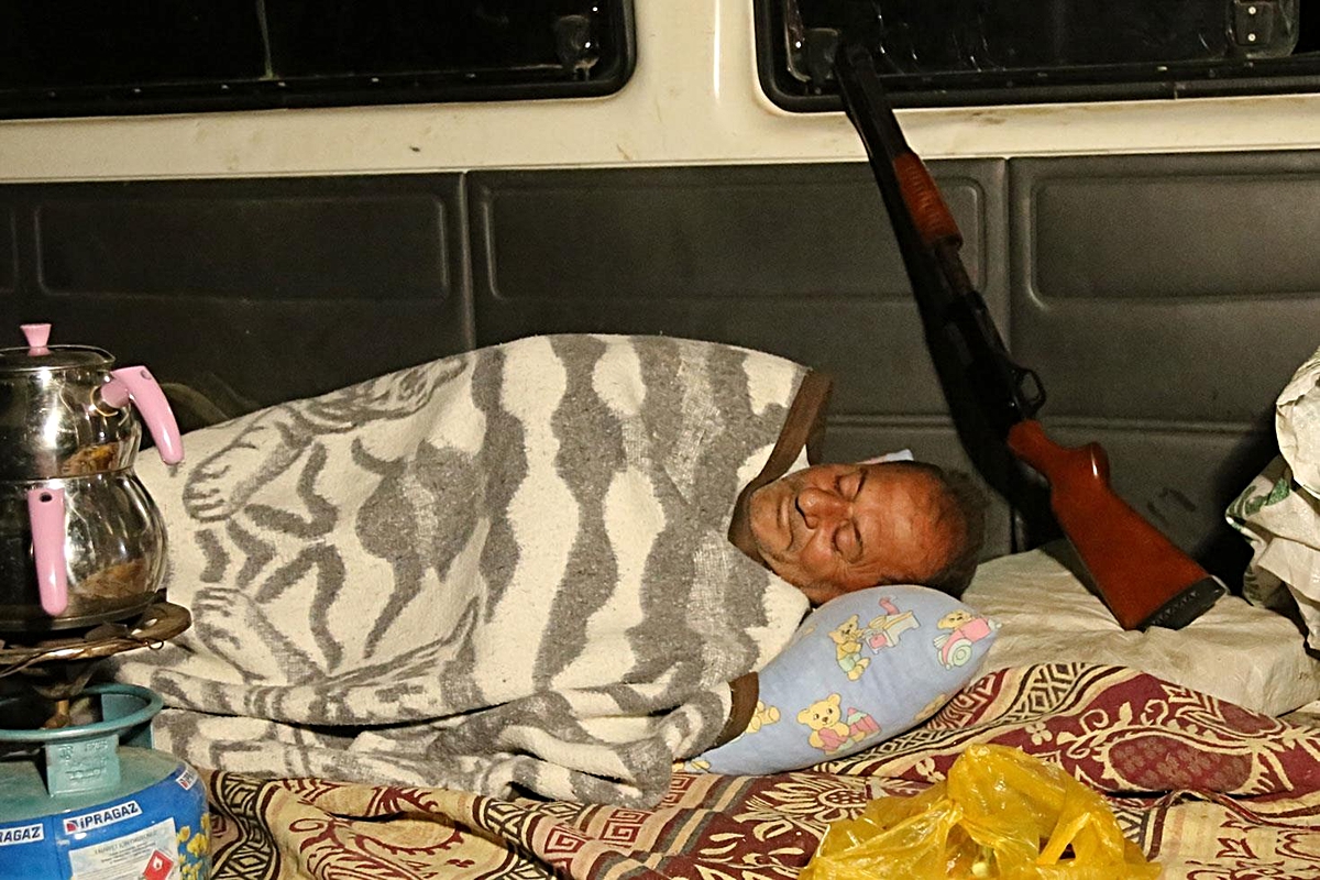 Çiftçilerin 'beyaz altın' nöbeti: Sabaha kadar tarlada bekliyorlar