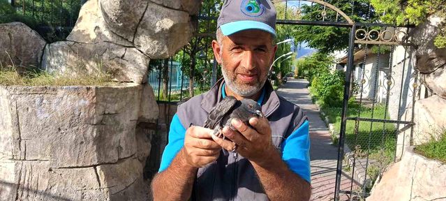 Temizlik işçisinden yürek ısıtan davranış