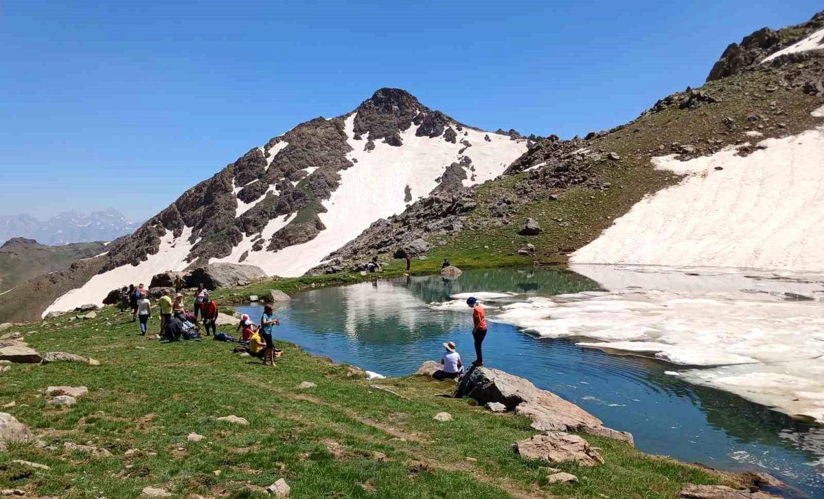 Hakkari'de buzlu gölde yüzen doğaseverler unutulmaz anlar yaşadı