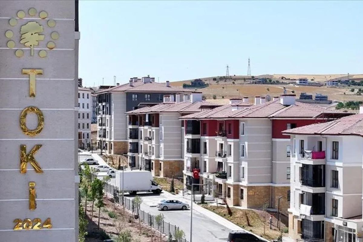 Toplu Konut İdaresi Başkanlığı (TOKİ) logosu ve 'Dikkat' yazısı.