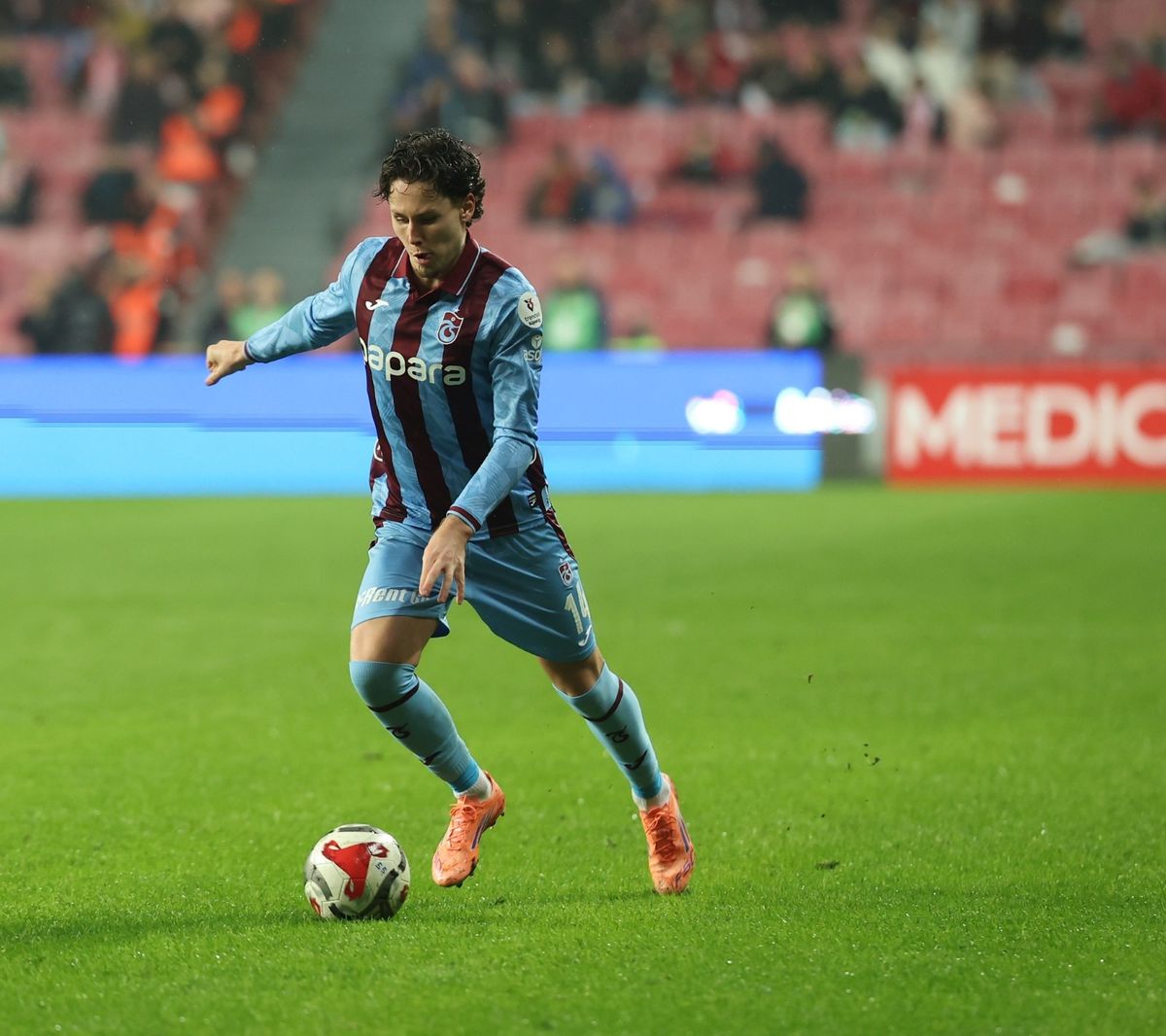 Trabzonsporlu futbolcu Mathias Lovik