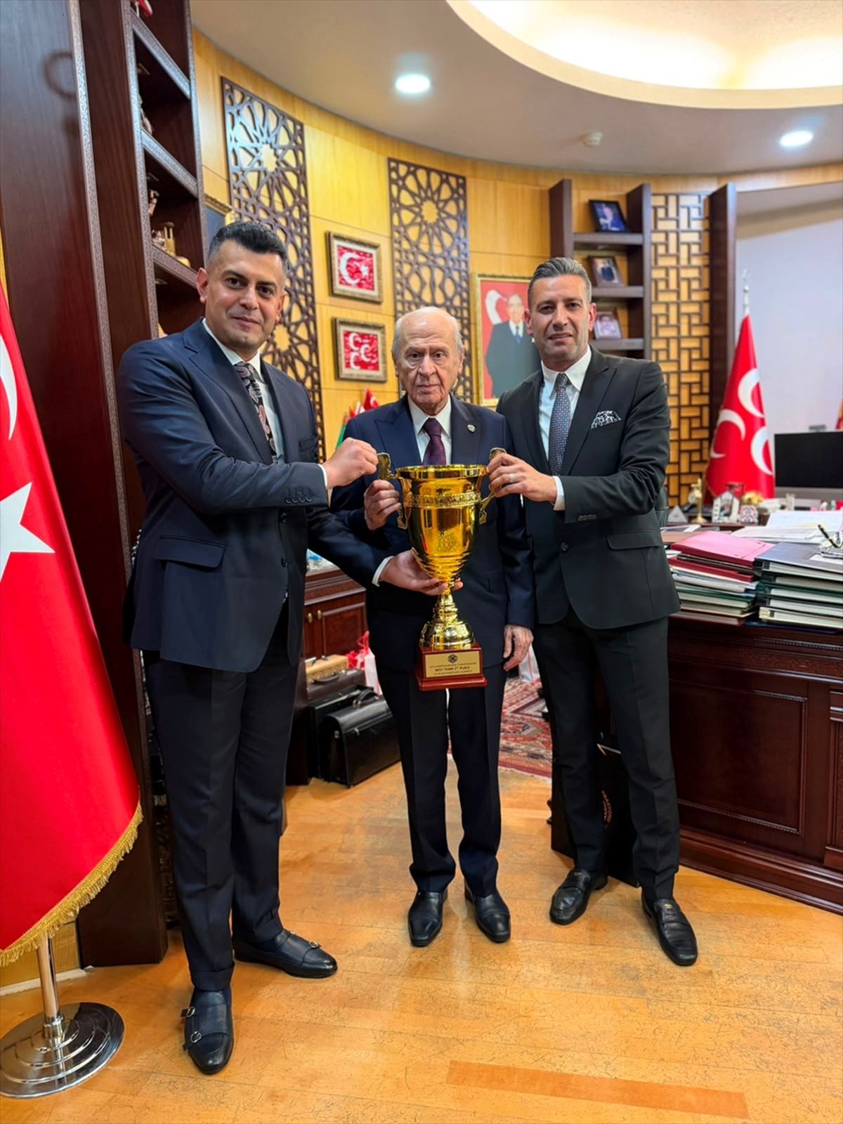 Türk boksunun Avrupa şampiyonluğu kupası, MHP Genel Başkanı Bahçeli'ye takdim edildi