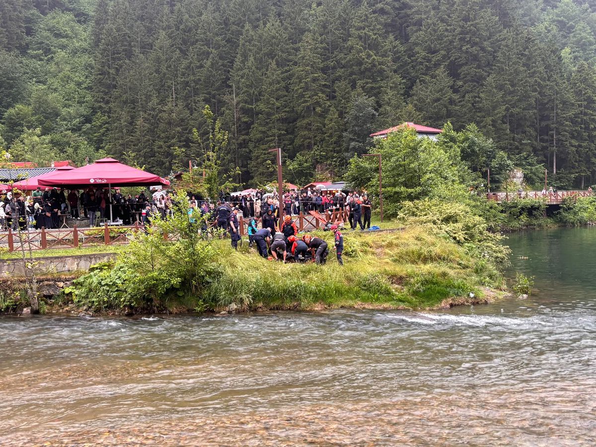 Uzungöl'de göle düşen turisti kurtarmak isteyen 2 kişi boğulma tehlikesi geçirdi; turistin cesedine ulaşıldı