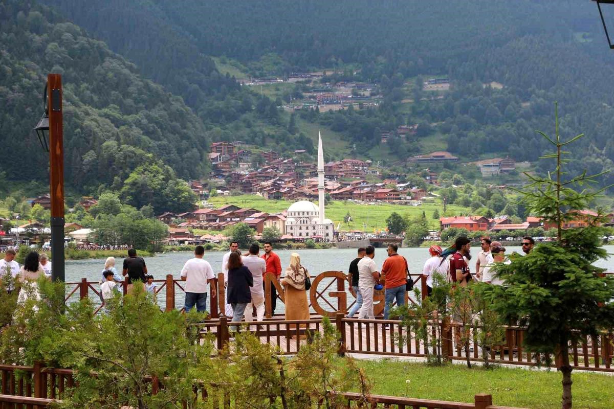 Uzungöl'de yaz aylarında artan turizm hareketliliği