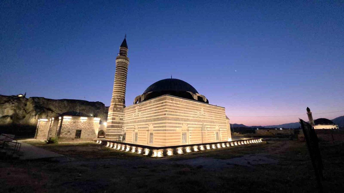 Van'da hilal şeklinde Ay ve kızıl gezegen Mars, tarihi Hüsrev Paşa ve Kaya Çelebi camilerinin siluetiyle birlikte gökyüzünde görünüyor.