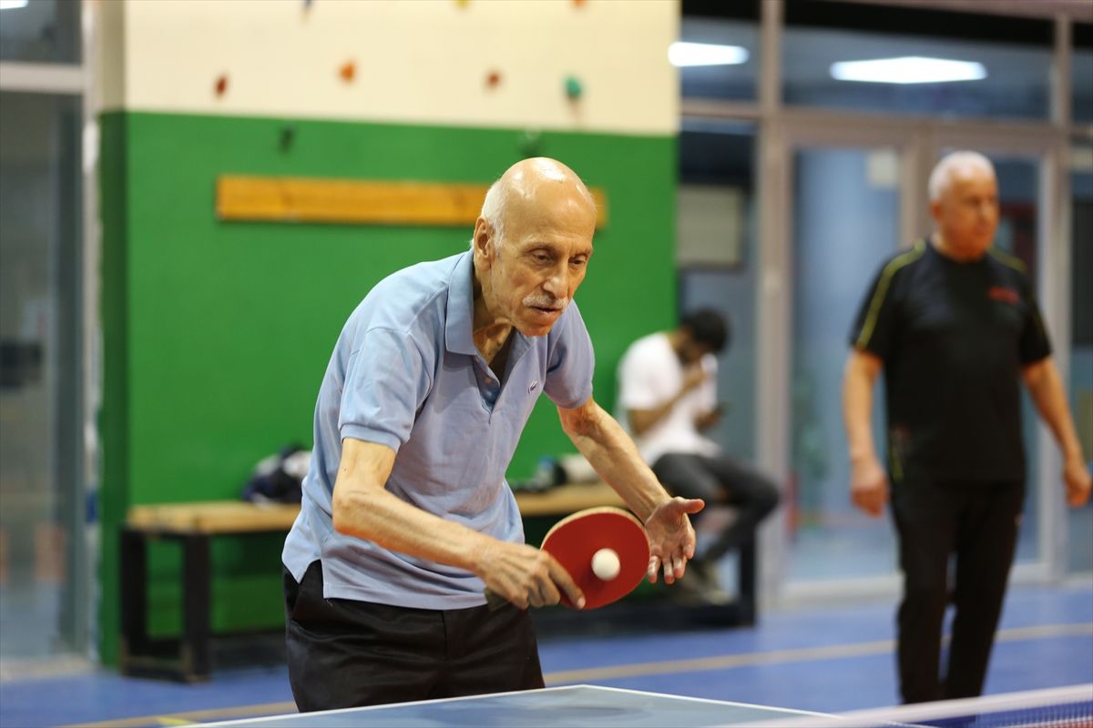 Veteran masa tenisçisi kardeşler tecrübelerini yeni sporculara aktarıyor
