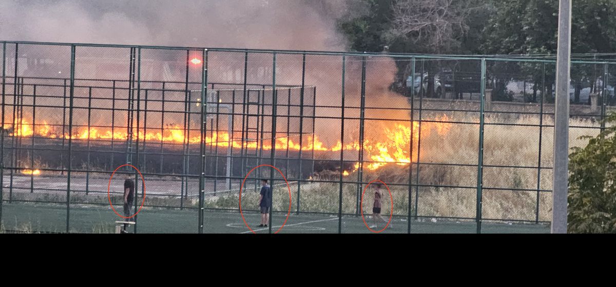 Yangına rağmen futbol oynamaya devam ettiler; o anlar kamerada