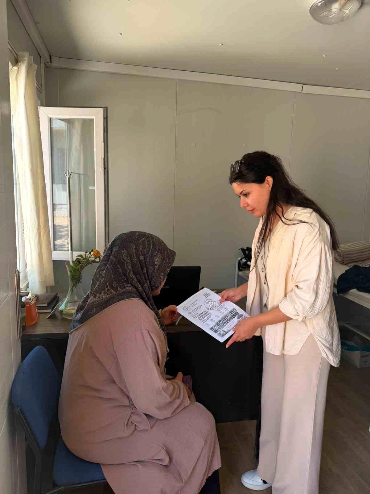 Yayladağı'nda 'Her Gebeye Bir Ebe' uygulamasıyla ev ziyaretleri sürüyor