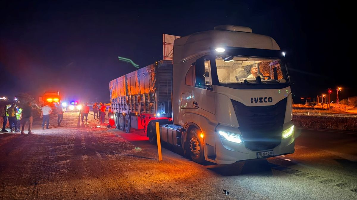 Yozgat'ta tırın dorsesine çarpan SUV tipi araçtaki 3 kişi yaralandı
