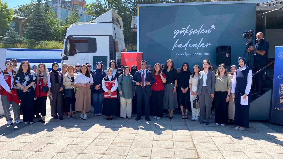 Erzurum'da kadın girişimciler için hizmet veren eğitim tırı.