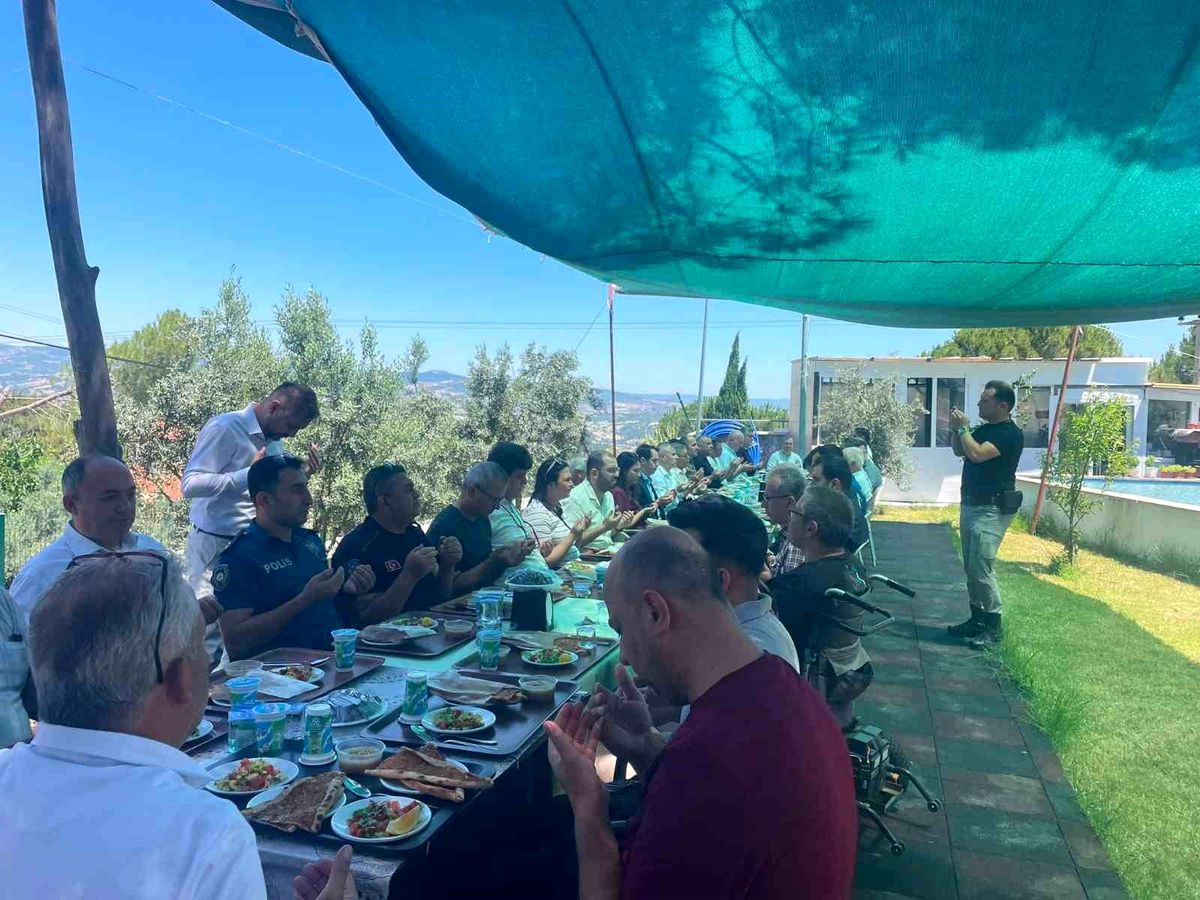 Gördes'te 15 Temmuz Anma Programı: Şehitler Dualarla Anıldı