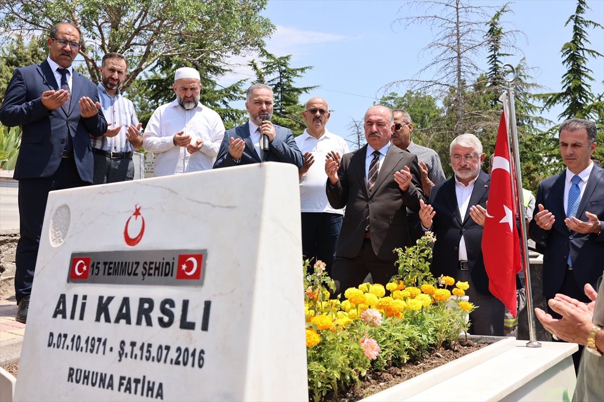 Çorum'da 15 Temmuz şehitlerinin kabirlerine karanfil bırakılırken çekilmiş bir fotoğraf.