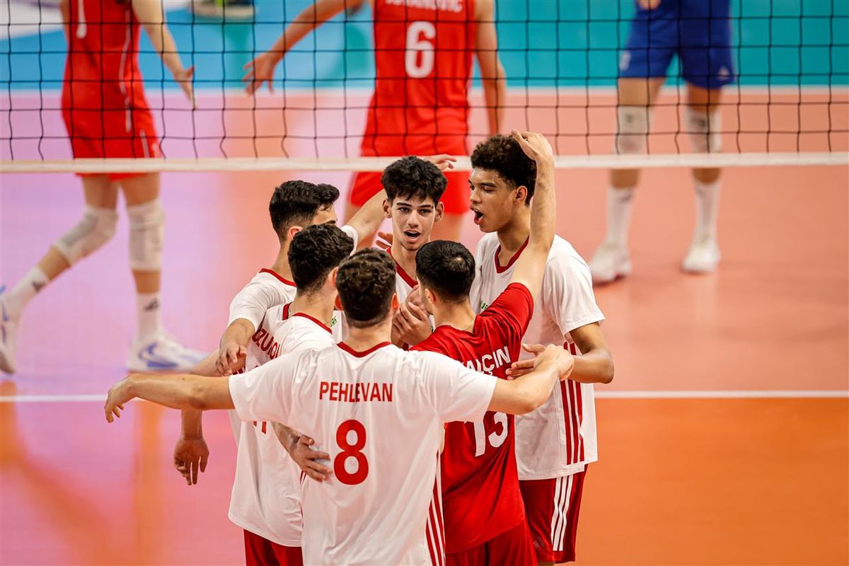 18 Yaş Altı Erkek Voleybol Milli Takımı oyuncuları maç sırasında