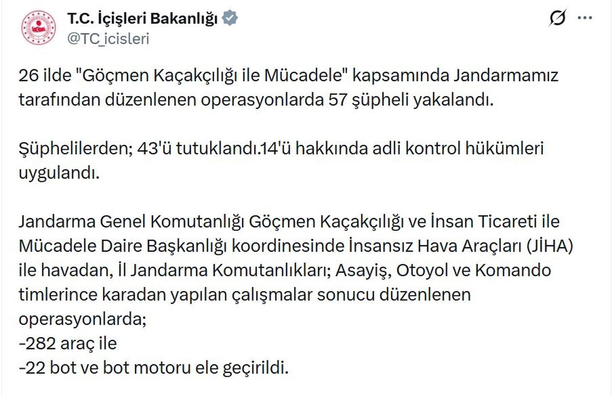 Jandarma ekiplerinin bir göçmen kaçakçılığı operasyonu sırasında ele geçirdiği araçlar ve botlar.