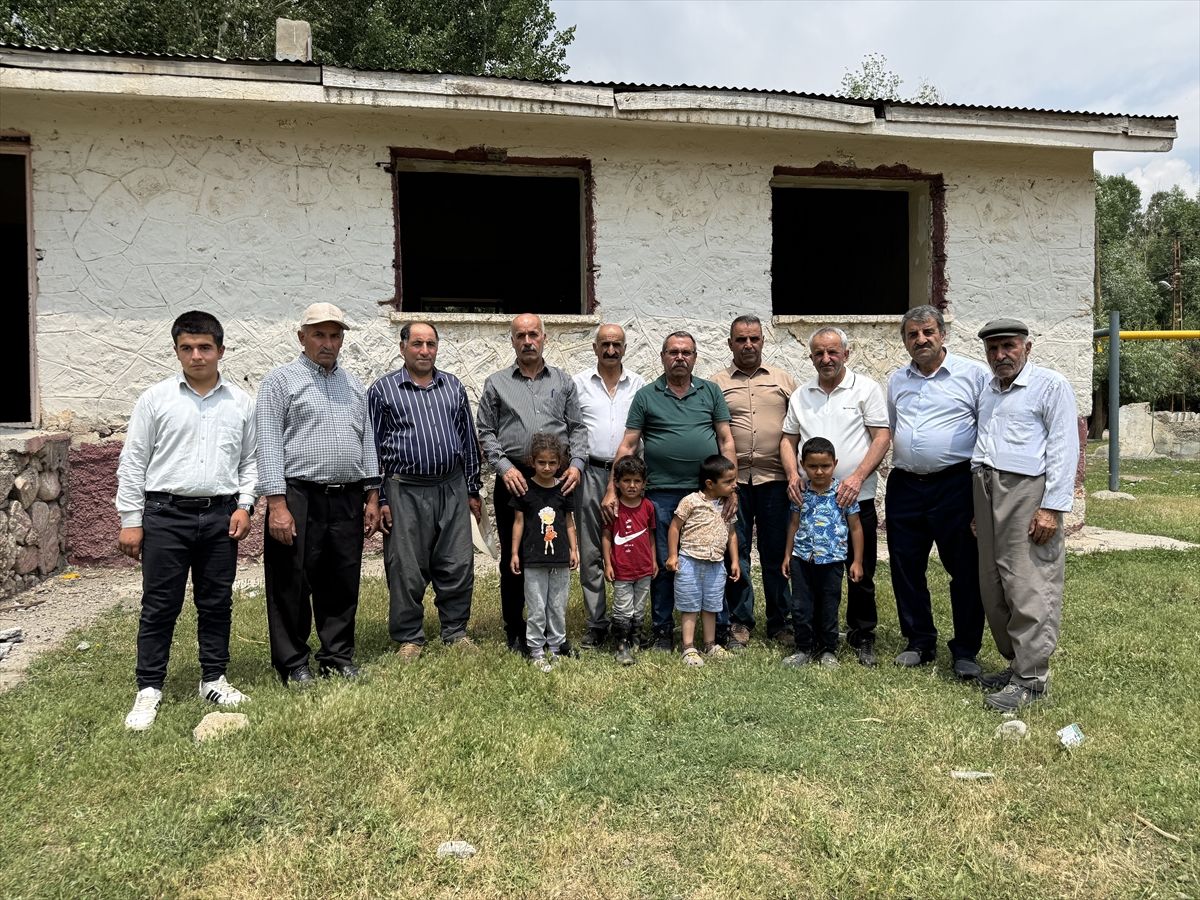 42 yıl önce görev yaptığı köyde öğrencileriyle bir araya geldi