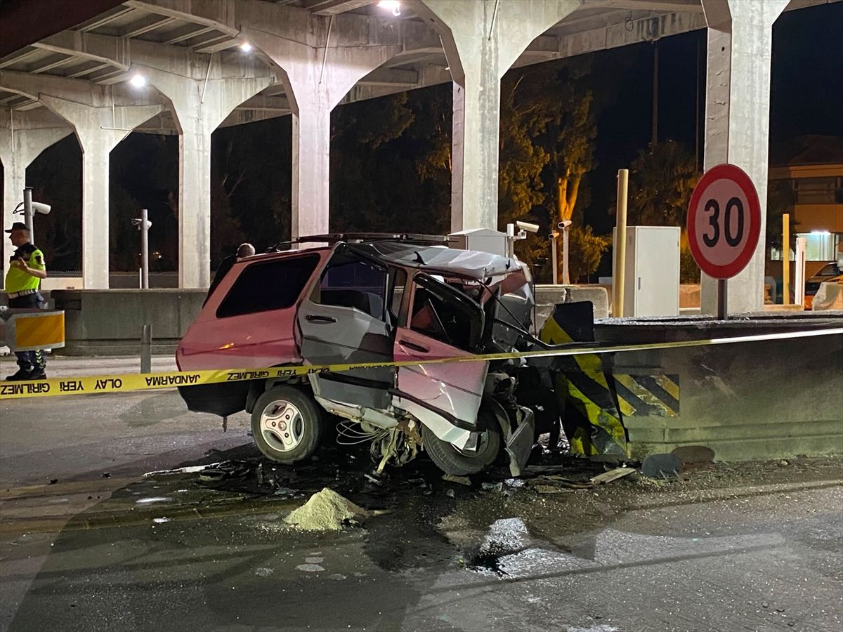Adana'da otoyol gişelerinde beton bariyere çarpan aracın sürücüsü yaşamını yitirdi