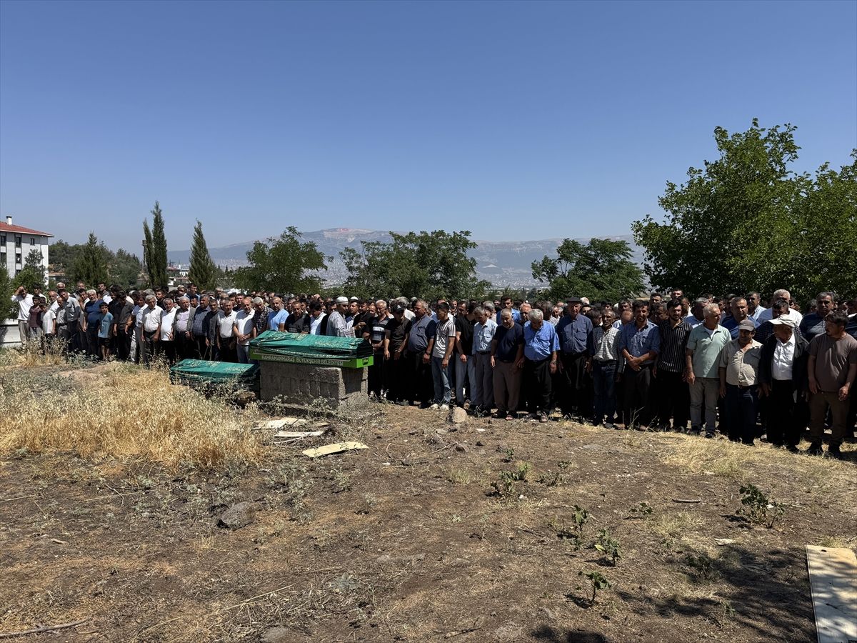 Adana'daki kazada hayatını kaybeden anne ile oğlunun cenazesi Kahramanmaraş'ta toprağa verildi