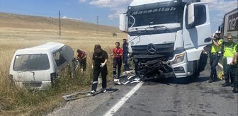 Afyonkarahisar'da tır ile çarpışan kamyonetin sürücüsü öldü