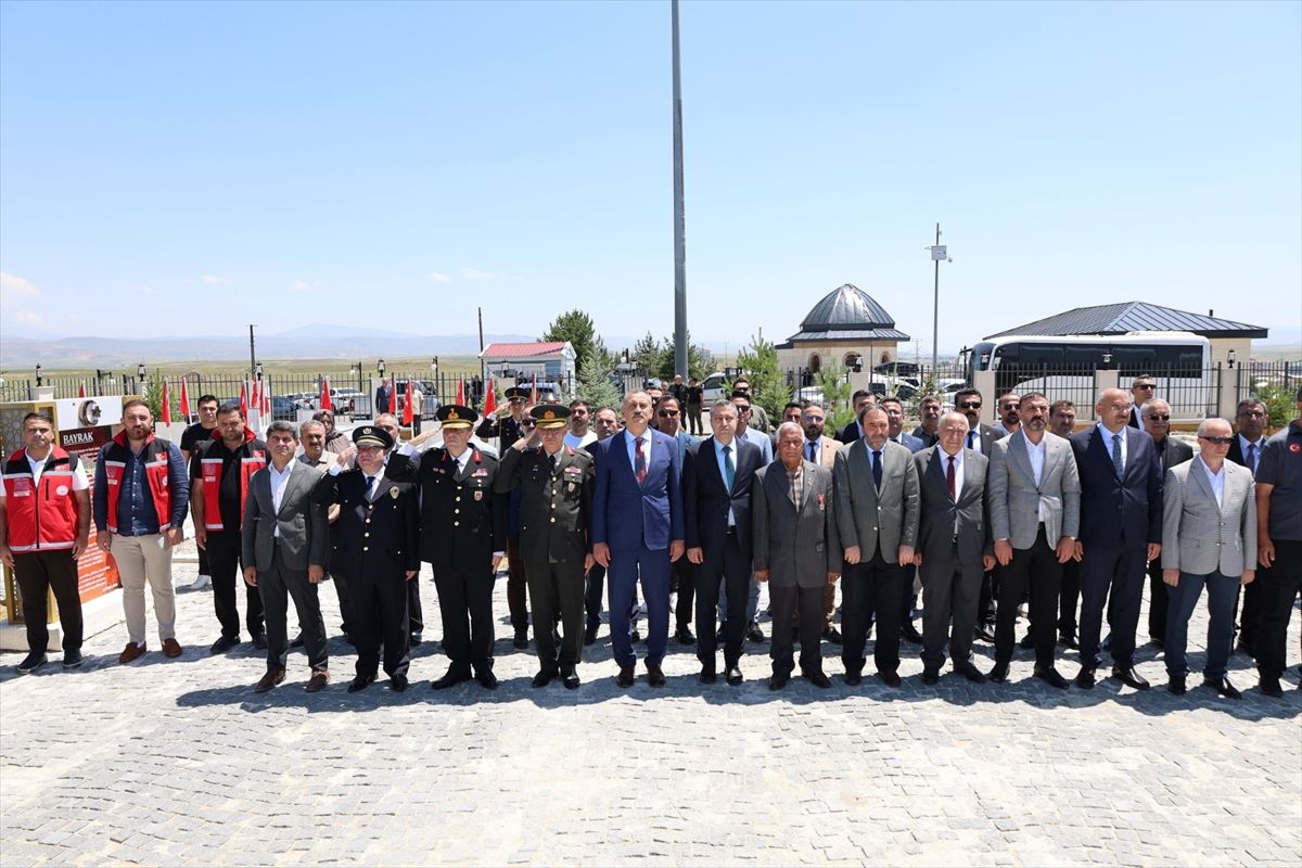 Ağrı Valisi Bozkurt şehitliği ziyaret etti