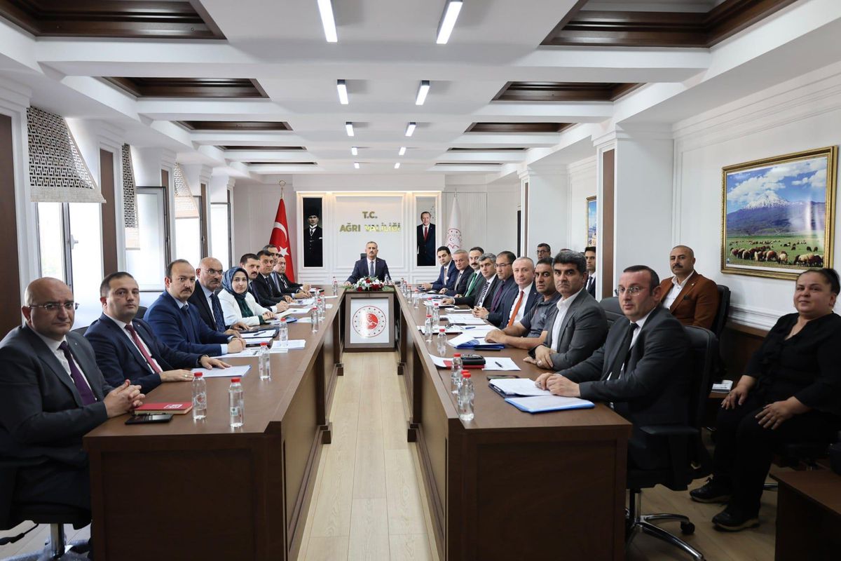 Ağrı Valisi Dr. Önder Bozkurt'un başkanlığında düzenlenen değerlendirme toplantısı.