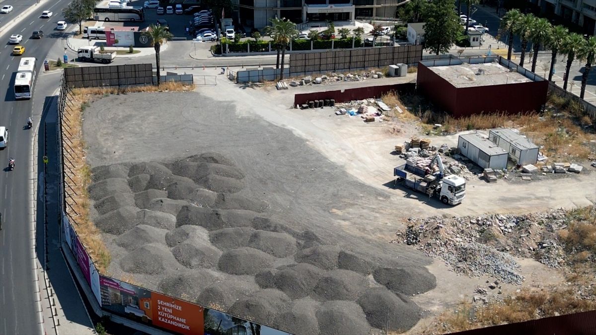 AK Partili Saygılı'dan İzmir Büyükşehir Belediyesi'ne hizmet binası tepkisi